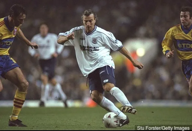 1997년 11월 24일: 런던 화이트 하트 레인에서 열린 크리스탈 팰리스와의 FA 칼링 프리미어십 경기에서 토트넘 홋스퍼의 데이비드 지놀라(David Ginola)가 경기를 펼치고 있습니다. 크리스탈팰리스가 1-0으로 승리했다. ...' title='David Ginola는 Tottenham Hotspur의 트윗에 응답하고 일부 팬들은 반응합니다.