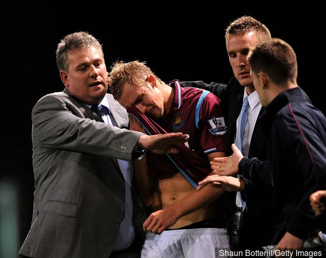 Jack Collison van West Ham United veegt de tranen uit zijn ogen na zijn eerste wedstrijd sinds de dood van zijn vader aan het einde van de Carling Cup-wedstrijd in de tweede ronde tussen West Ham United...' title='Jack Collison deelt een emotioneel beeld dat West Ham-fans zeker zal doen glimlachen