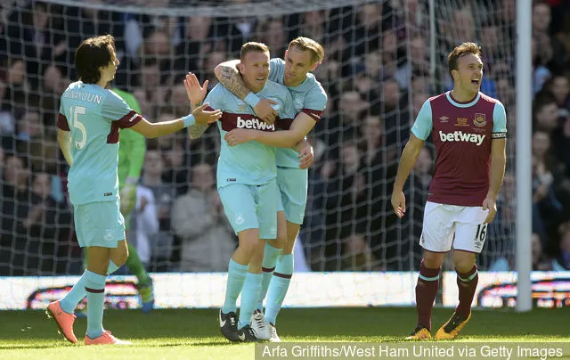 Craig Bellamy en Jack Collison vieren het eerste doelpunt tijdens de wedstrijd tussen West Ham United XI en West Ham United All Stars XI: Mark Noble Testimonial op Boleyn Ground op 28 maart...' title='Jack Collison deelt een emotioneel beeld dat West Ham-fans zeker zal doen glimlachen