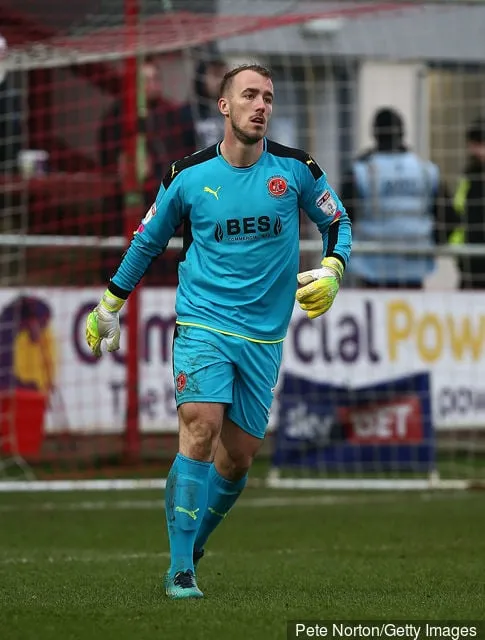 Alex Cairns från Fleetwood Town i aktion under Sky Bet League One-matchen mellan Fleetwood Town och Northampton Town på Highbury Stadium den 25 februari 2017 i Fleetwood England.' title='Leeds måste värva om Alex Cairns eftersom målvaktsproblemen fortsätter