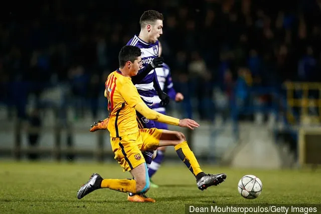 バルセロナのラファエル・ラファ・ムヒカ・ガルシアが、1日にヴァン・ロイ・スタジアムで行われたアンデルレヒト対バルセロナのUEFAユースリーグ準々決勝戦で、アンデルレヒトのクレメント・プティにタックルする。' title='リーズの新人選手ラファ・ムヒカはマルセロ・ビエルサと仕事をするのが待ちきれないと語る