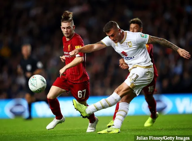 Brennan Dickenson, az MK Dons játékosa forgatja, ahogy a liverpooli Harvey Elliott nézi a Carabao-kupa harmadik fordulójának Milton Keynes Dons és Liverpool FC mérkőzését a Stadium MK-ban szeptemberben...' title='Liverpool-szurkolók a Twitteren reagálnak Harry Kewell megjegyzéseire Harvey Elliott hajvágásáról