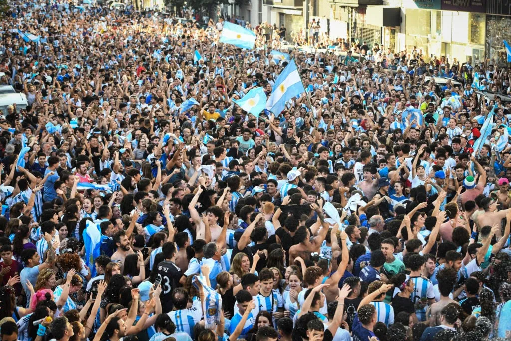 팬들은 부에노스아이레스에서 아르헨티나 대 크로아티아를 시청합니다 - FIFA 월드컵 카타르 2022' title='아르헨티나는 어떤 언어를 사용하나요? 월드컵 본선 진출자들의 사투리 설명