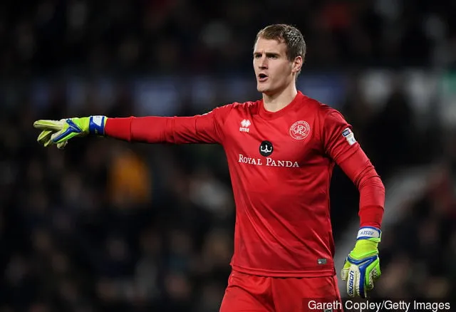 Il portiere del QPR Alex Smithies durante la partita del campionato Sky Bet tra Derby County e Queens Park Rangers all'iPro Stadium il 21 novembre 2017 a Derby Inghilterra.' title='I fan del QPR reagiscono mentre Alex Smithies parte per Cardiff City