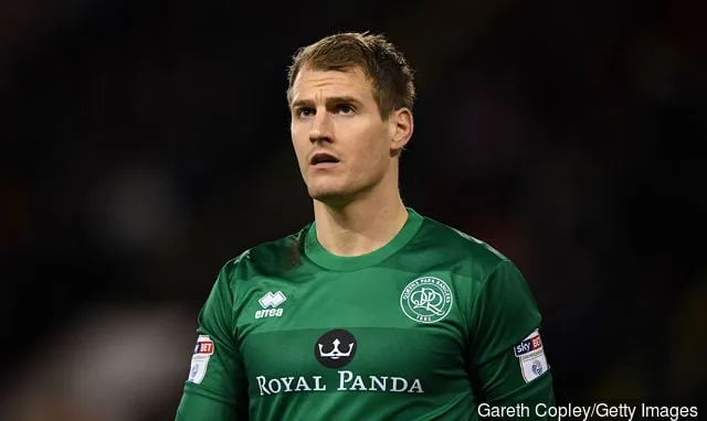 Alex Smithies di QPR durante la partita del campionato Sky Bet tra Sheffield United e Queens Park Rangers a Bramall Lane il 20 febbraio 2018 a Sheffield in Inghilterra.' title='I fan del QPR reagiscono mentre Alex Smithies parte per Cardiff City