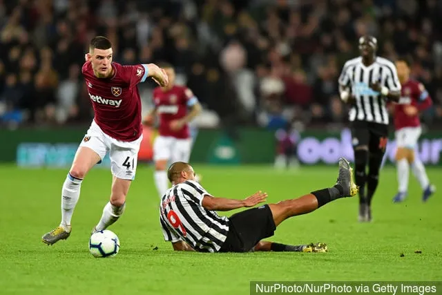 LONDON UK 2. MARS West Ham midtbanespiller Declan Rice slo Newcastle-spissen Salomon Rondon under Premier League-kampen mellom West Ham United og Newcastle United på London...' title='West Ham United-fansen reagerer på Sean Longstaffs oppvisning for Newcastle
