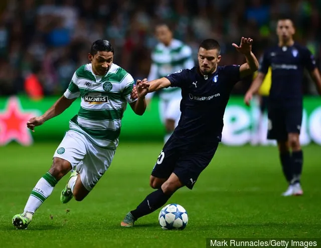 Emilio Izaguirre du Celtic affronte Vladimir Rodic de Malmö lors du match aller de qualification de la Ligue des champions de l'UEFA entre le Celtic FC et le Malmo FF au Celtic Park le 19 août...' title='Emilio Izaguirre révèle ce qu'on lui a dit sur Scott Brown du Celtic