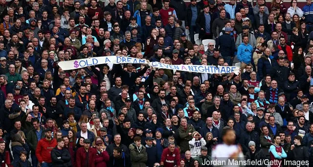 Los fanáticos del West Ham United sostienen una pancarta de protesta durante el partido de la Premier League entre el West Ham United y el Burnley en el estadio de Londres el 10 de marzo de 2018 en Londres, Inglaterra.' title=''Ew': algunos fanáticos del West Ham United reaccionan a la tercera equipación filtrada