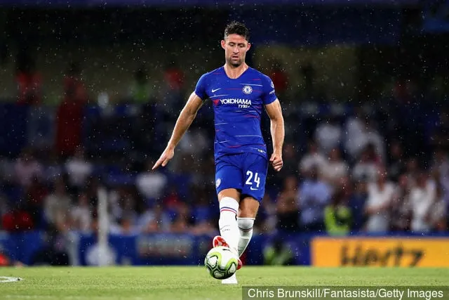 Gary Cahill fra Chelsea i aktion under præ-sæsonens venskabskamp mellem Chelsea og Olympique Lyonnais på Stamford Bridge den 7. august 2018 i London England.' title='Lee Hendrie mener, at Aston Villa bør skifte efter den tidligere spiller Gary Cahill