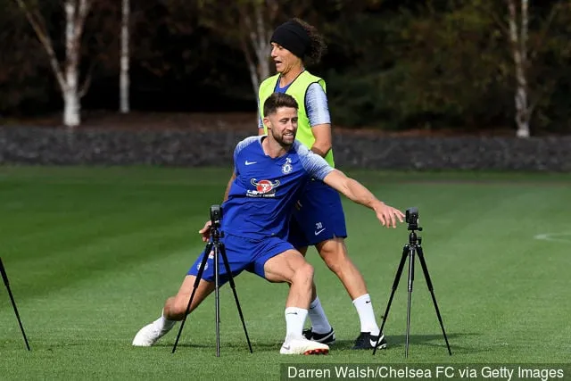 Gary Cahill og David Luiz fra Chelsea under en træningssession på Chelsea Training Ground den 17. august 2018 i Cobham England.' title='Lee Hendrie mener, at Aston Villa bør skifte efter den tidligere spiller Gary Cahill