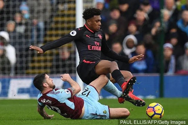 Burnley' title='Los aficionados del Arsenal reaccionan a los vínculos del Everton con Alex Iwobi