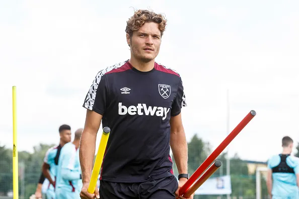 BAD TATZMANNSDORF AUSTRIA - 19 LUGLIO: L'allenatore della squadra Edin Terzic guarda durante la sessione di allenamento del West Ham United a Bad Tatzmannsdorf il 19 luglio 2016 a Bad Tatzmannsdorf Austria. (Foto di Christian Hofer/Getty Images)' title='L'ex West Ham Edin Terzic diventa l'allenatore del Borussia Dortmund fino alla fine della stagione