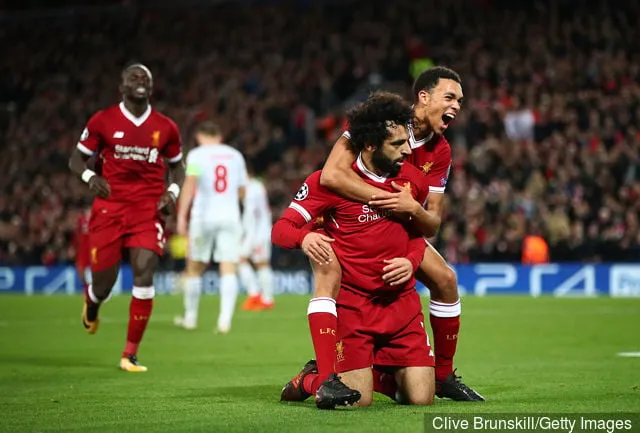 Mohamed Salah från Liverpool firar efter att ha gjort sina lags sjunde mål med Trent Alex Arnold från Liverpool under UEFA Champions Leagues grupp E-match mellan Liverpool FC och...' title='Liverpools Trent Alexander-Arnold sänder ett rallybudskap inför säsongsöppningen; fansen svarar
