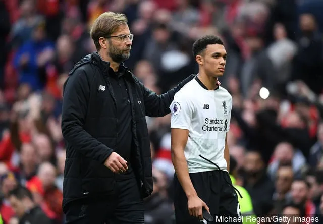 Trent Alexander-Arnold från Liverpool med Jurgen Klopp Manager för Liverpool efter Premier League-matchen mellan Manchester United och Liverpool på Old Trafford den 10 mars 2018 i...' title='Liverpools Trent Alexander-Arnold sänder ett rallybudskap inför säsongsöppningen; fans respond