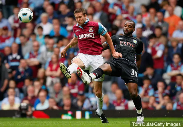 Matthew Upson (West Ham United) és Darren Bent (Aston Villa) küzd a labdáért a West Ham United és az Aston Villa Barclays Premier League-mérkőzésén a Boleyn Groundon...' title='Matthew Upson tanácsot ad a West Ham United játékosainak