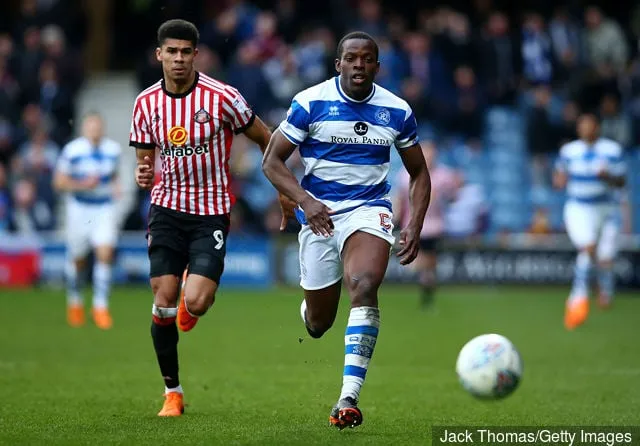 2018년 3월 10일 영국 런던 로프터스 로드에서 열린 QPR과 선더랜드 간의 스카이 베트 챔피언십 경기에서 선더랜드의 Ashley Fletcher와 QPR의 Nedum Onuoha가 경기를 펼치고 있습니다.' title='선덜랜드 팬들은 애슐리 플레처가 프레스턴을 상대로 한 경기에 반응합니다.