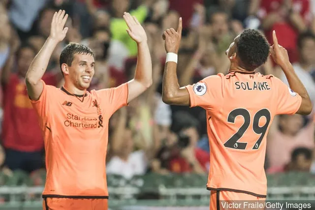 Liverpool FC-spiss Dominic Solanke (R) feirer med lagkamerat Jon Flanagan (L) under Premier League Asia Trophy-kampen mellom Liverpool FC og Crystal Palace FC i Hong Kong...' title='Wolves bør vurdere Jon Flanagan i jakten på ny høyreback