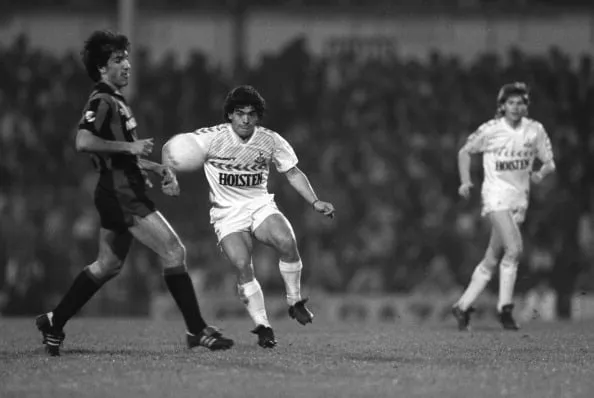 1986년 1월 5일 기념 경기 - 토트넘 호스트스퍼 대 인테르나치오날레 디에고 마라도나(Diego Maradona)가 오스발도 아르딜레스(Osvaldo Ardiles)의 혜택 경기에서 토트넘에서 뛰고 있습니다. (사진 제공: Mark Leech/Getty Images)' title='마라도나가 토트넘에서 뛰었나요?