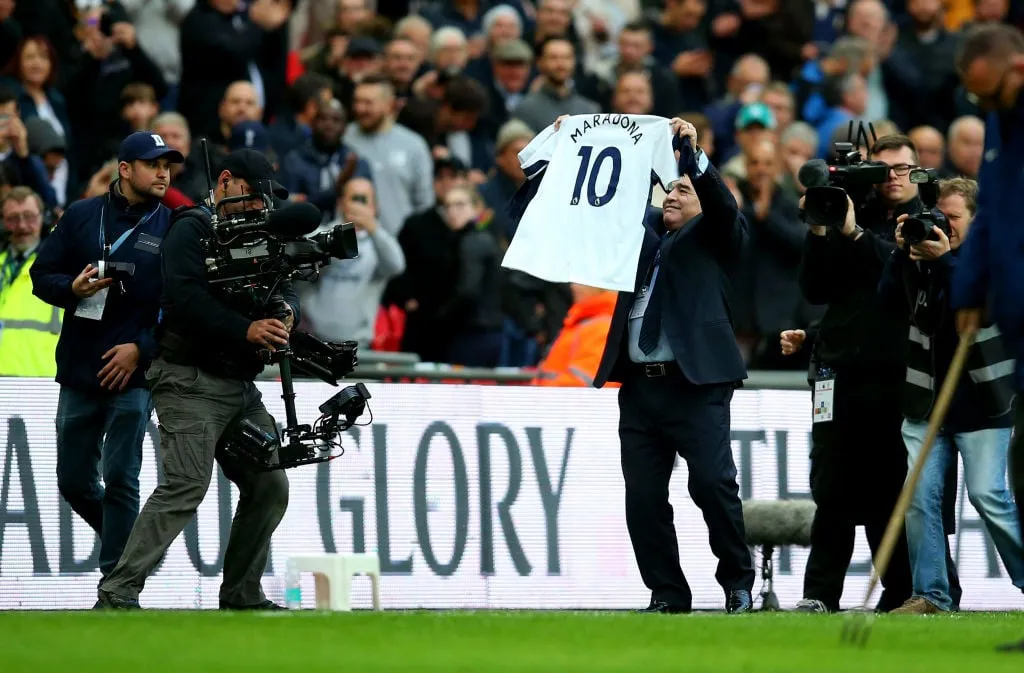 런던 잉글랜드 - 10월 22일: 디에고 마라도나가 2017년 10월 22일 영국 런던의 웸블리 스타디움에서 열린 토트넘 홋스퍼와 리버풀 간의 프리미어리그 경기 도중 자신의 이름이 적힌 토트넘 셔츠를 들고 있습니다. (사진 제공: Catherine Ivill - AMA/Getty Images)' title='마라도나가 토트넘에서 뛰었나요?