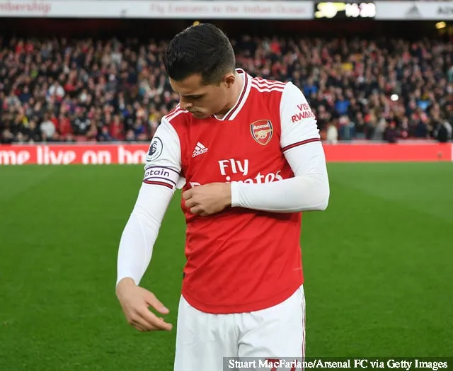 Il capitano dell'Arsenal Granit Xhaka prima della partita della Premier League tra l'Arsenal FC e il Crystal Palace all'Emirates Stadium il 27 ottobre 2019 a Londra, Regno Unito.' title='Granit Xhaka parla di essere stato privato della carica di capitano dell'Arsenal