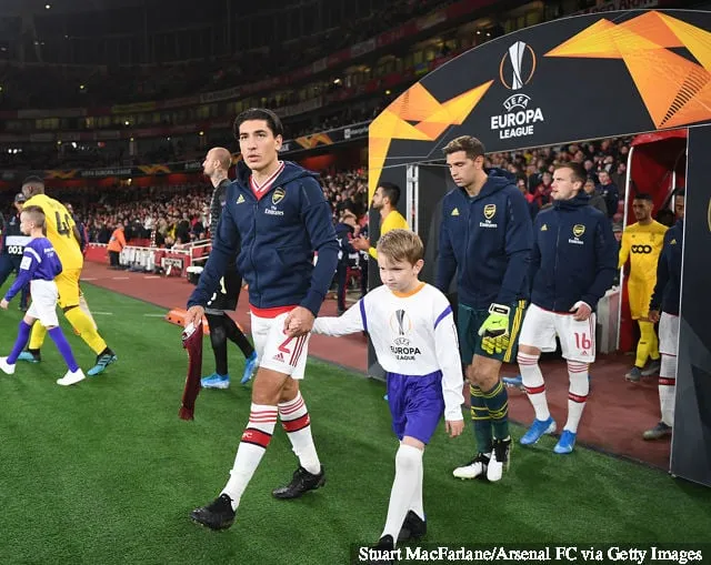 Il capitano dell'Arsenal Hector Bellerin guida la squadra prima della partita del gruppo F di UEFA Europa League tra Arsenal FC e Standard Liegi all'Emirates Stadium il 3 ottobre 2019 a Londra...' title='Granit Xhaka parla di essere stato privato della carica di capitano dell'Arsenal