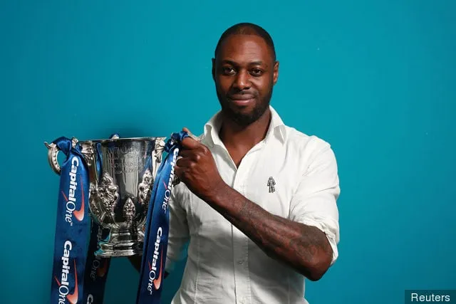 Ledley King pose avec la Capital One Cup' title='Ledley King dit qu'il aimait plus jouer pour Tottenham que pour l'Angleterre