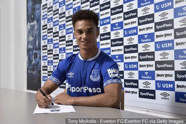 (COPERTURA ESCLUSIVA) Antonee Robinson posa per una foto mentre firma il suo nuovo contratto presso la USM Finch Farm il 1° agosto 2018 a Halewood, Inghilterra.' title='Resoconto: il prestatore dell'Everton Antonee Robinson fuori dallo scontro con l'Inghilterra