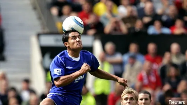 Tim Cahill - Everton in actie tegen Darren Fletcher - Manchester United' title='Twitter reageert terwijl Everton-legende Tim Cahill een knaller Down Under scoort voor Melbourne City