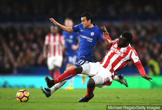 Пэдра з 'Чэлсі' кінуў выклік Маме Бірам Дыуф з 'Сток Сіці' падчас матчу Прэм'ер-лігі паміж 'Чэлсі' і 'Сток Сіці' на 'Стэмфард Брыдж' 30 снежня 2017 года ў Лондане, Англія.' title='Цікавасць Лестэр Сіці да Маме Бірам Дыуф цяжка зразумець