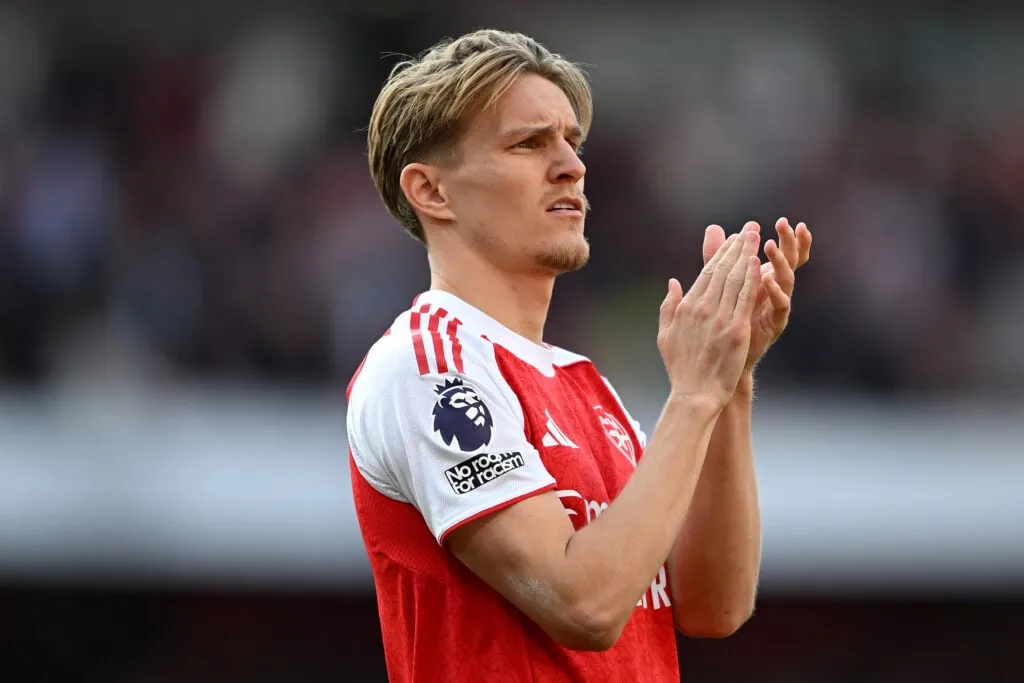 Arsenal FC mot Newcastle United FC - Premier League' title='Martin Odegaard og Mikel Arteta er helt enige om hva som må endres hos Arsenal neste sesong