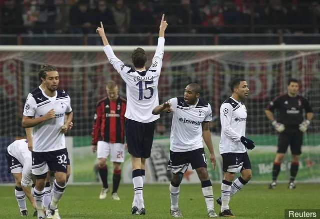 Bild bereitgestellt von Action Images *** Lokale Bildunterschrift *** 2011-02-15T220109Z_01_MIL119_RTRIDSP_3_SOCCER-CHAMPIONS.webp' title='Peter Crouch lobt das furchtlose Tottenham-Team von 2010