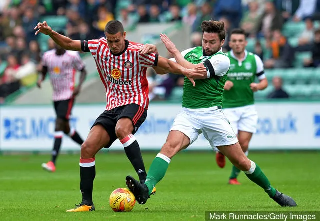 Jack Rodwell de Sunderland es abordado por Darren McGregor de Hibernian en la primera mitad durante el amistoso de pretemporada entre Hibernian y Sunderland en Easter Road el 9 de julio de 2017 en...' title='Informe: Bolton en conversaciones con Jack Rodwell después de la liberación de Sunderland