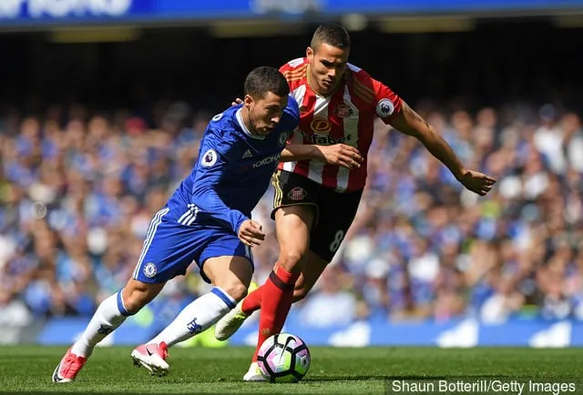 Jack Rodwell de Sunderland y Eden Hazard de Chelsea en acción durante el partido de la Premier League entre Chelsea y Sunderland en Stamford Bridge el 21 de mayo de 2017 en Londres, Inglaterra.' title='Informe: Bolton en conversaciones con Jack Rodwell después de la liberación de Sunderland