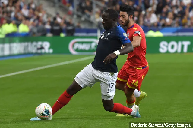 Moussa Sissoko, Mittelfeldspieler der französischen Fußballmannschaft, in Aktion während des Qualifikationsspiels der Gruppe H zur UEFA-Europameisterschaft 2020 zwischen Frankreich und Andorra im Stade de France im September...' title='Für Moussa Sissoko stellt die Teilnahme an der EM 2021 eine noch größere Herausforderung dar