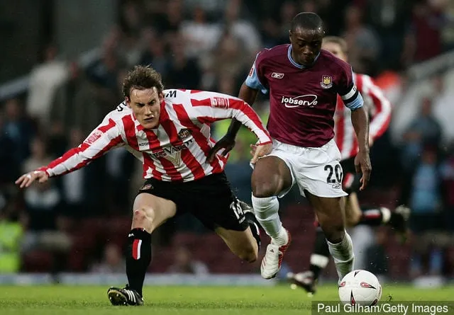 Nigel Reo-Coker de West Ham United se bat pour le ballon avec Dean Whitehead de Sundrland lors du match de championnat Coca-Cola entre West Ham United et Sunderland à Upton Park le...' title='Nigel Reo-Coker partage quelque chose qu'il a dit aux gens sur les fans de West Ham