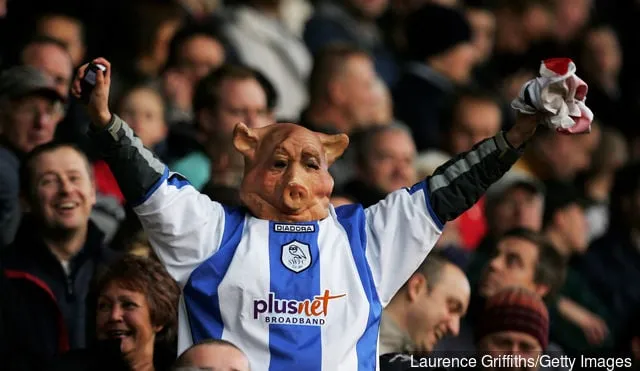 Shefffield United -fani pilkkaa Sheffield Wednesday -faneja Coca Cola Championship -ottelussa Sheffield Unitedin ja Sheffield Wednesdayn välillä 3. joulukuuta 2005 Bramall Lanella...' title='8 asiaa, jotka varmasti näet/kuulet sunnuntain Steel City Derbyssä Sheffield Wednesdayn ja Sheffield Unitedin välillä
