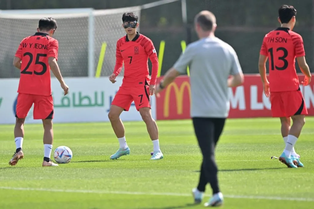 FBL-WC-2022-ENTRENAMIENTO-KOR' title='¿Por qué la estrella del Tottenham, Son Heung-min, usa una máscara para Corea del Sur en el Mundial?