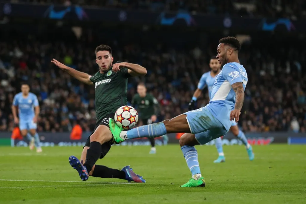 MANCHESTER ENGELAND - MAART 09: Goncalo Inacio van Sporting Clube de Portugal en Raheem Sterling van Manchester City tijdens de UEFA Champions League-ronde van zestien etappe twee tussen Manchester City en Sporting CP in het City of Manchester Stadium op 9 maart 2022 in Manchester, Verenigd Koninkrijk. (Foto door James Williamson - AMA/Getty Images)' title='Het doel van Newcastle is om een nieuw contract te tekenen, maar een verhuizing van £37,5 miljoen naar St James’ Park is nog steeds mogelijk