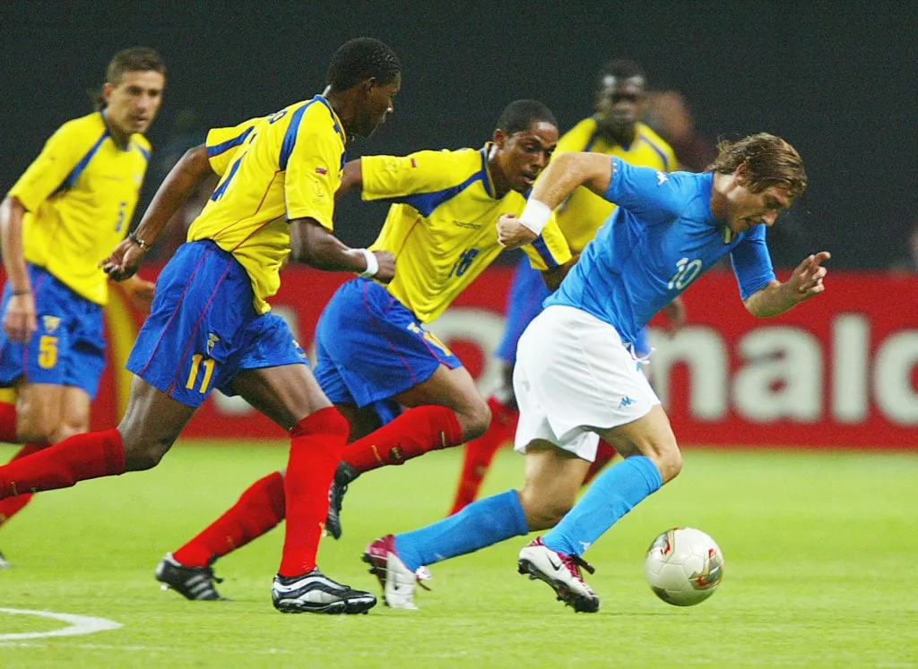 WC2002-ITA-ECU-TOTTI CHASE' title='Эквадор быў на чэмпіянаце свету раней? Турнірны рэкорд Ла Тры