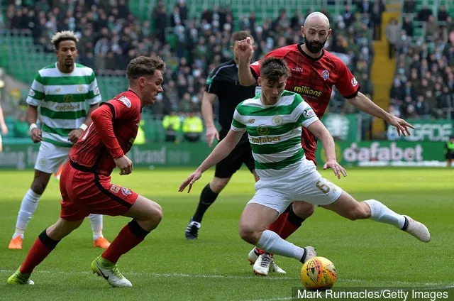 Kieran Tierney fra Celtic blir taklet av Gary Harkins fra Greenock Morton på kanten av straffeboksen under den skotske cupens kvartfinalekamp mellom Celtic og Greenock Morton kl.' title='Hvordan kan Celtic stille opp i 2018/2019?