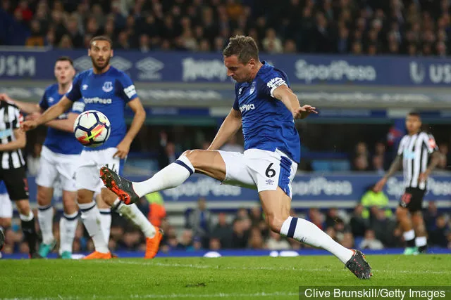 Phil Jagielka von Everton schießt und verfehlt während des Premier-League-Spiels zwischen Everton und Newcastle United im Goodison Park am 23. April 2018 in Liverpool, England.' title='Everton-Fans reagieren auf den Tweet von Phil Jagielka