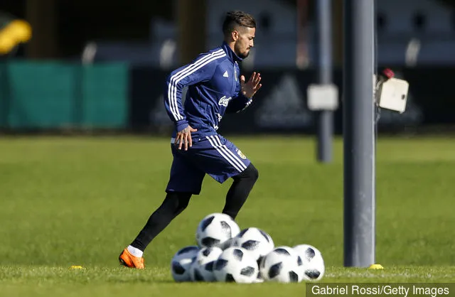 Manuel Lanzini fra Argentina Løper under en treningsøkt som en del av forberedelsene til FIFA verdensmesterskap i Russland på Julio Hulio Grondna Training Camp 16. mai 2018 i ELEMIZA.' title='West Ham-fans reagerer på Twitter på Manuel Lanzini-kommentarer om å komme inn i Argentinas Copa America-lag