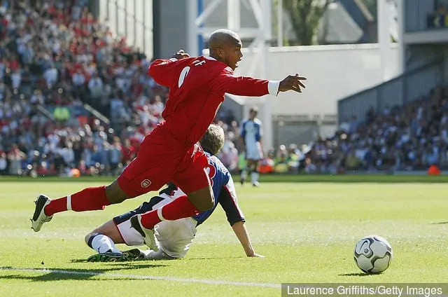 Blackburnin Vratislav Gresko rikkoo Liverpoolin El Hadji Dioufia rangaistuslaukauksen sisällä rangaistuspotkusta FA Barclaycardin Premiership-ottelussa Blackburn Roversin ja...' title='Liverpoolin floppi El Hadji Diouf sanoo katuneensa Redsin siirtoa yllättävän siirtovaatimuksen vuoksi
