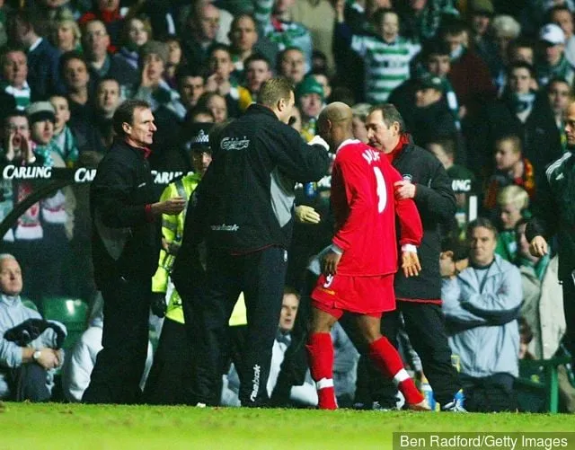 Liverpoolilainen El Hadji Diouf jättää kentän väkijoukkoon sattuneen tapauksen jälkeen Glasgow Celtic - Liverpool UEFA Cupin puolivälieräottelussa Celtic Parkissa Glasgow'ssa Skotlannissa maaliskuussa...' title='Liverpoolin floppi El Hadji Diouf sanoo katuneensa Redsin siirtoa yllättävän siirtovaatimuksen vuoksi