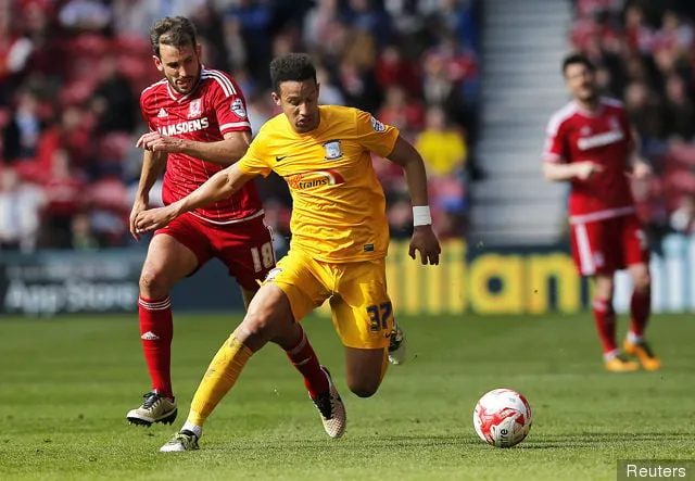 Callum Robinson fra Preston North End i aktion med Christian Stuani fra Middlesbrough' title='Preston North Ends Callum Robinson forudser den modtagelse, han får fra Aston Villa-fans på lørdag