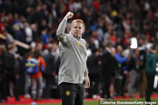 Neil Lennon, Cheftrainer von Celtic FC, dankt den Fans nach dem UEFA Europa League-Gruppe-E-Spiel zwischen Stade Rennes FC und Celtic FC im Roazhon Park am 19. September 2019 in Rennes, Frankreich.' title='Robert Snodgrass sendet eine Sechs-Wörter-Nachricht an Celtic-Kapitän Scott Brown