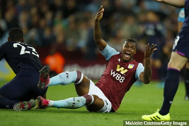 2019年9月16日にヴィラ・パークで行われたプレミアリーグのアストン・ヴィラ対ウェストハム・ユナイテッド戦で、アストン・ヴィラのウェスリー・モラエスがファウルでペナルティを受けた後に反応。' title='アストン・ヴィラはツイッターに前向きなメッセージを投稿したが、一部のヴィラファンは非常に懸念している