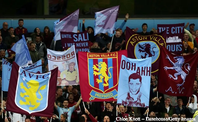 2019年9月16日、イギリス・バーミンガムのヴィラ・パークで行われるプレミアリーグのアストン・ヴィラ対ウェストハム・ユナイテッドの試合に先立って旗を振るアストン・ヴィラのファン。' title='アストン・ヴィラはツイッターに前向きなメッセージを投稿したが、一部のヴィラファンは非常に懸念している