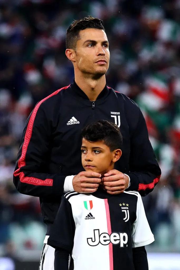 Juventus contre Atalanta BC - Serie A' title='Cristiano Ronaldo réagit alors que son fils Cristiano Jr fait ses débuts avec le Portugal U15