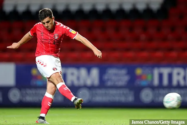 Albie Morgan de Charlton Athletic rate sa pénalité lors des tirs au but du match du premier tour de la Carabao Cup entre Charlton Athletic et Forest Green Rovers à The Valley on...' title='« honteux » : certains fans de Charlton fulminent sur ce que le joueur d'Addicks a fait